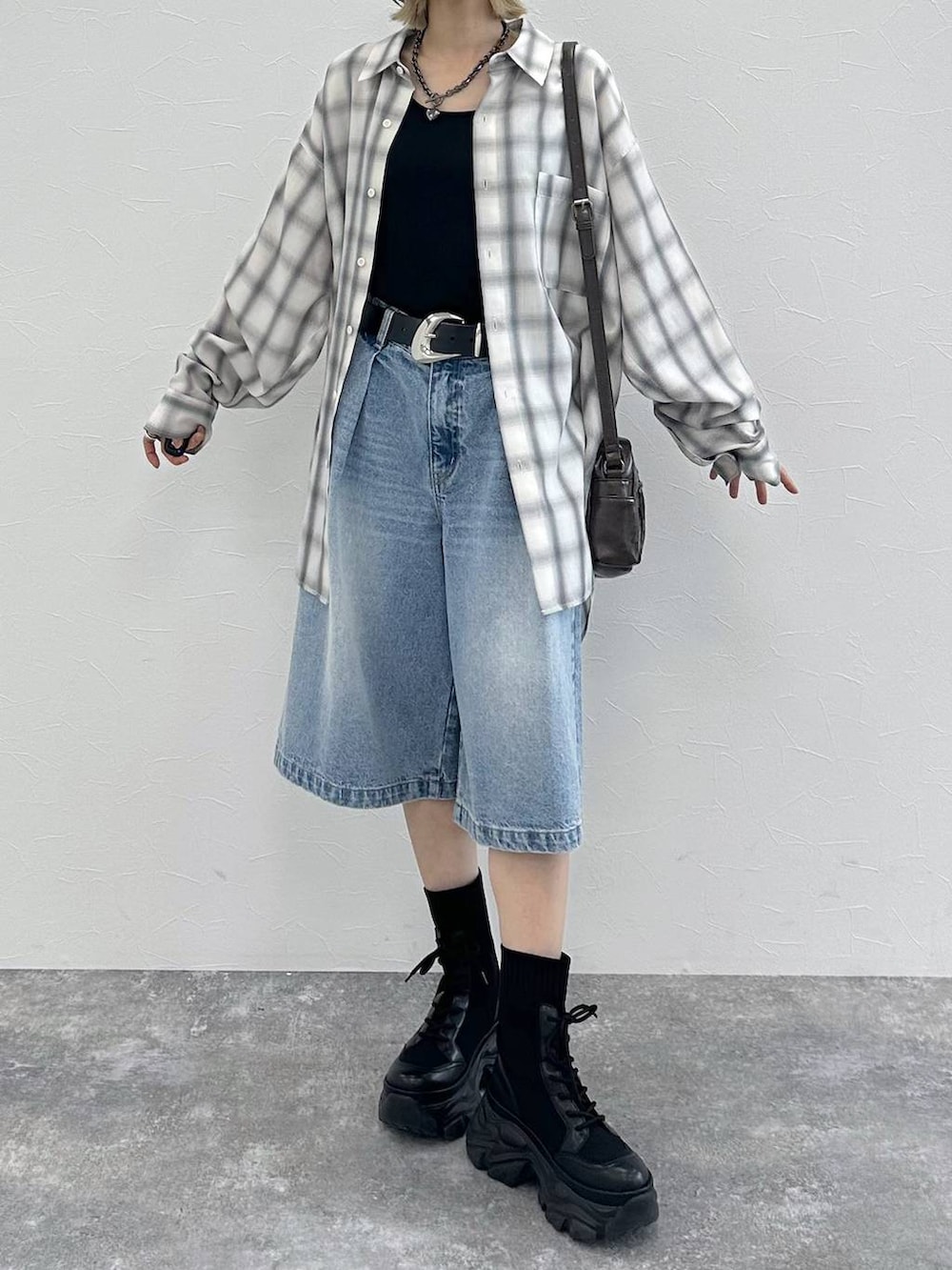 ブラック系のブーツ、ブラック系のキャミソール、ホワイト系のシャツ/ブラウスを着用したレディースの春コーディネートの9枚目の写真