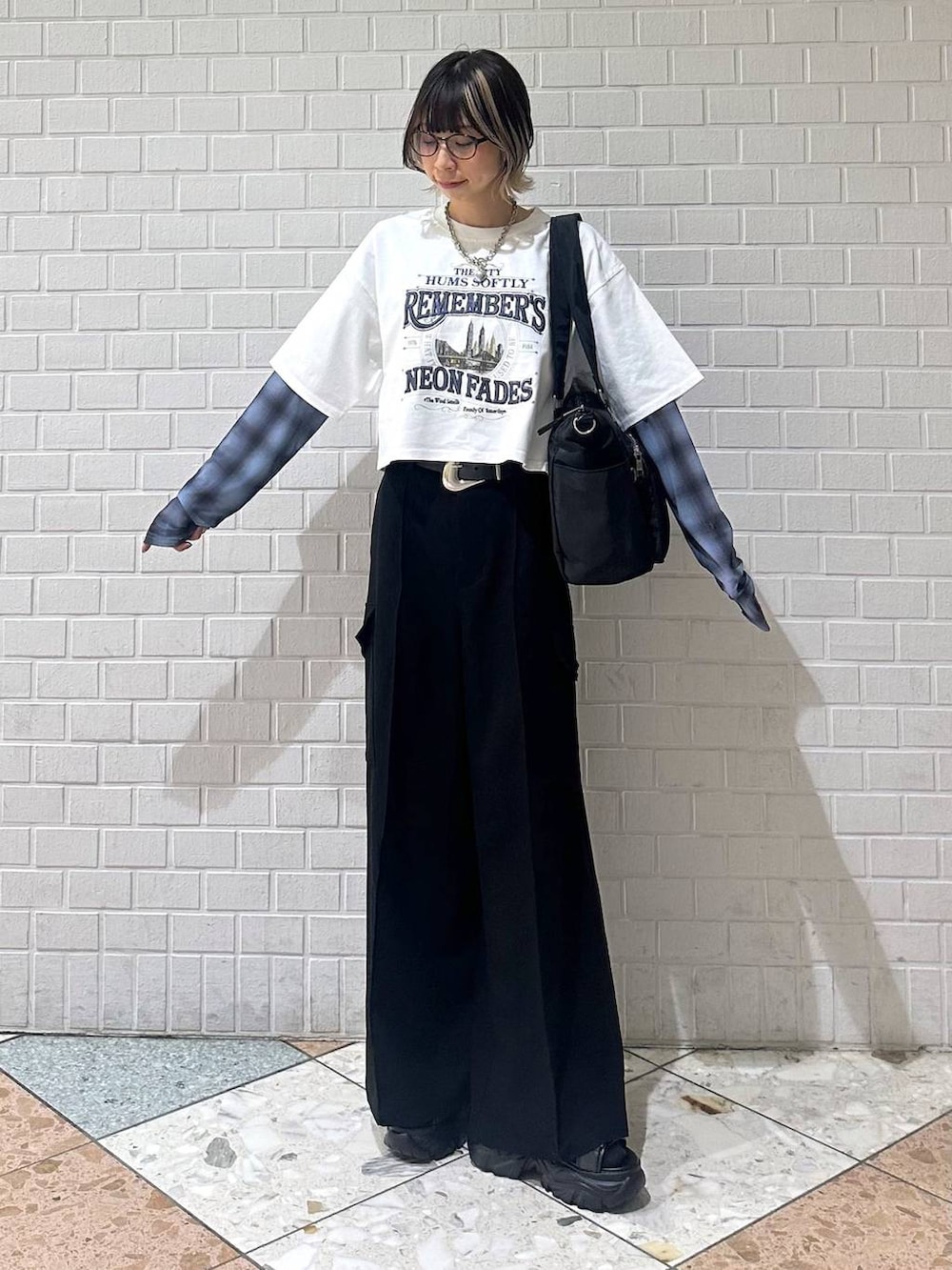 ブラック系のボストンバッグ、ブラック系のサンダル、ホワイト系のTシャツ/カットソーを着用したレディースの春コーディネートの9枚目の写真