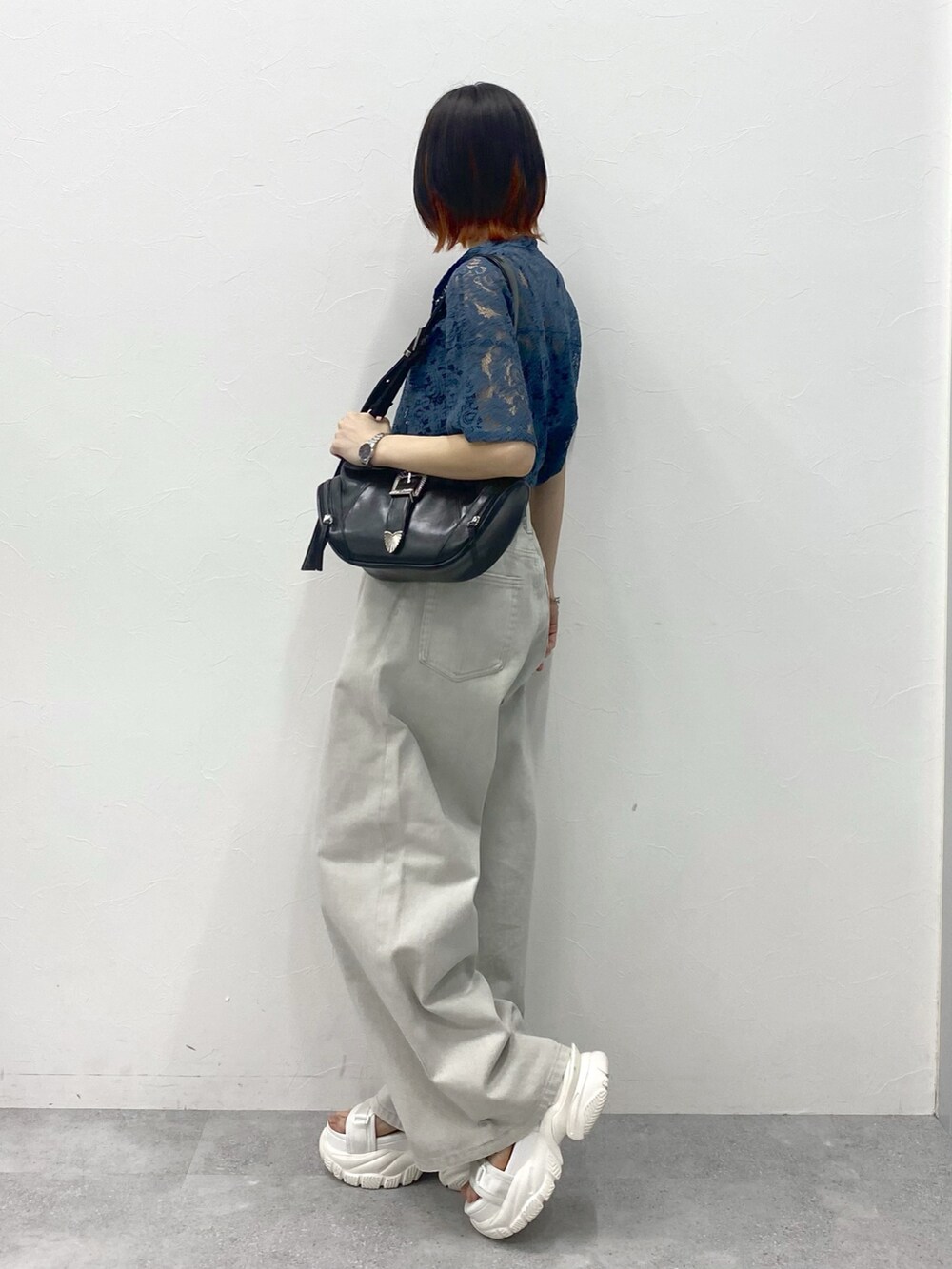 「PAGEBOY、デニムパンツ、デニム、レース、レーストップス、シャツスタイル、シャツ、厚底シューズ、厚底サンダル、ショルダーバッグ、きれいめカジュアル、きれいめ、ストレートデニム」｜「PAGEBOYのダッドコンビスポサン（サンダル、ホワイト系）」を使った、matsuさん（レディース・156cm）の春コーディネートの3枚目の写真