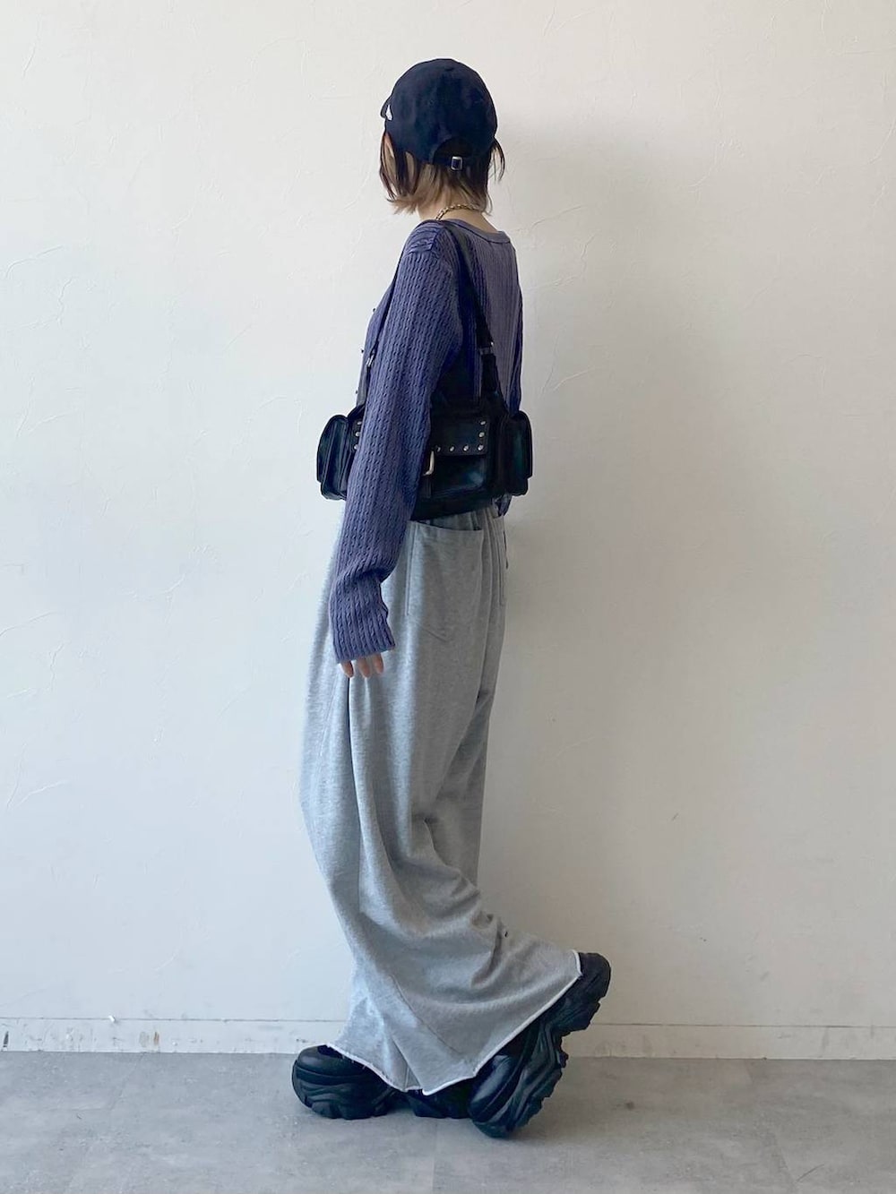 「カジュアル、ベーシック/シンプル、女子ウケ、PAGEBOY、スウェット、スウェットパンツ、キャップ、厚底シューズ、スニーカー、ラフ、ショルダーバッグ」|「PAGEBOYのプラットチャンキースニーカー(スニーカー、ブラック系)」を使った、matsuさん(レディース・156cm)の夏コーディネートの4枚目の写真