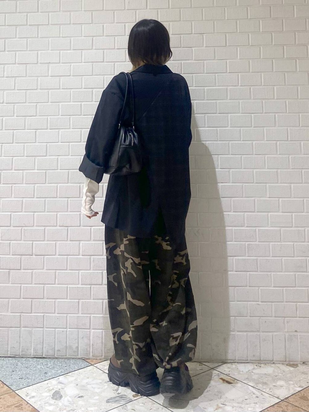 ブラウン系のブーツ、その他のスウェットパンツ、ブラック系のテーラードジャケットを着用したレディースの秋コーディネートの6枚目の写真