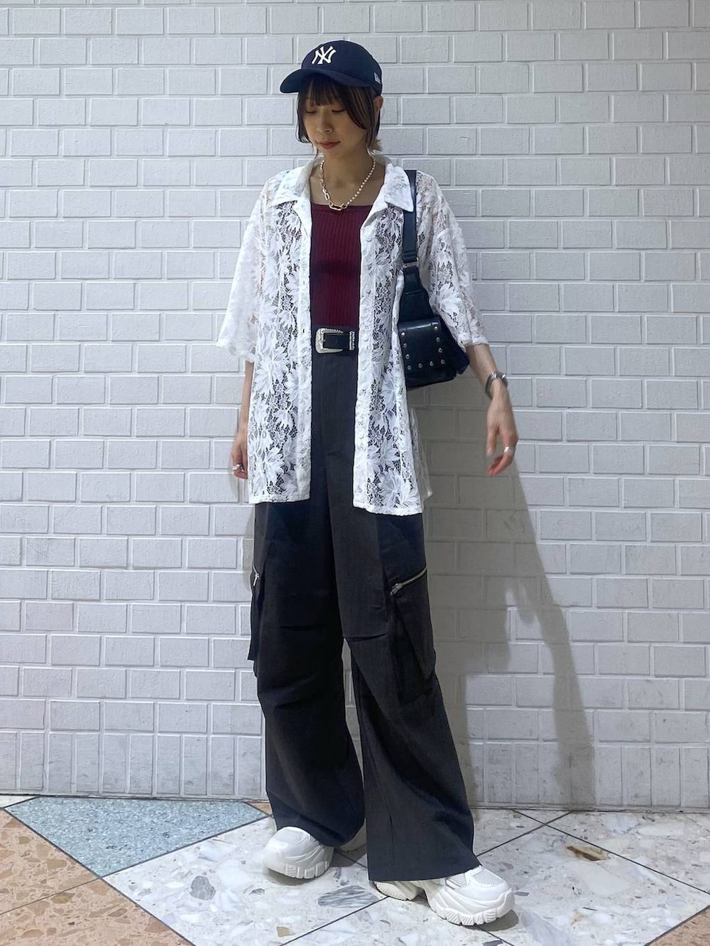 「カジュアル、ベーシック/シンプル、女子ウケ、PAGEBOY、シャツスタイル、シャツ、パンツ、ワイドパンツ、夏コーデ、スニーカー」|「PAGEBOYのモードバックルベルト3(ベルト、ブラック系)」を使った、matsuさん(レディース・156cm)の夏コーディネートの3枚目の写真