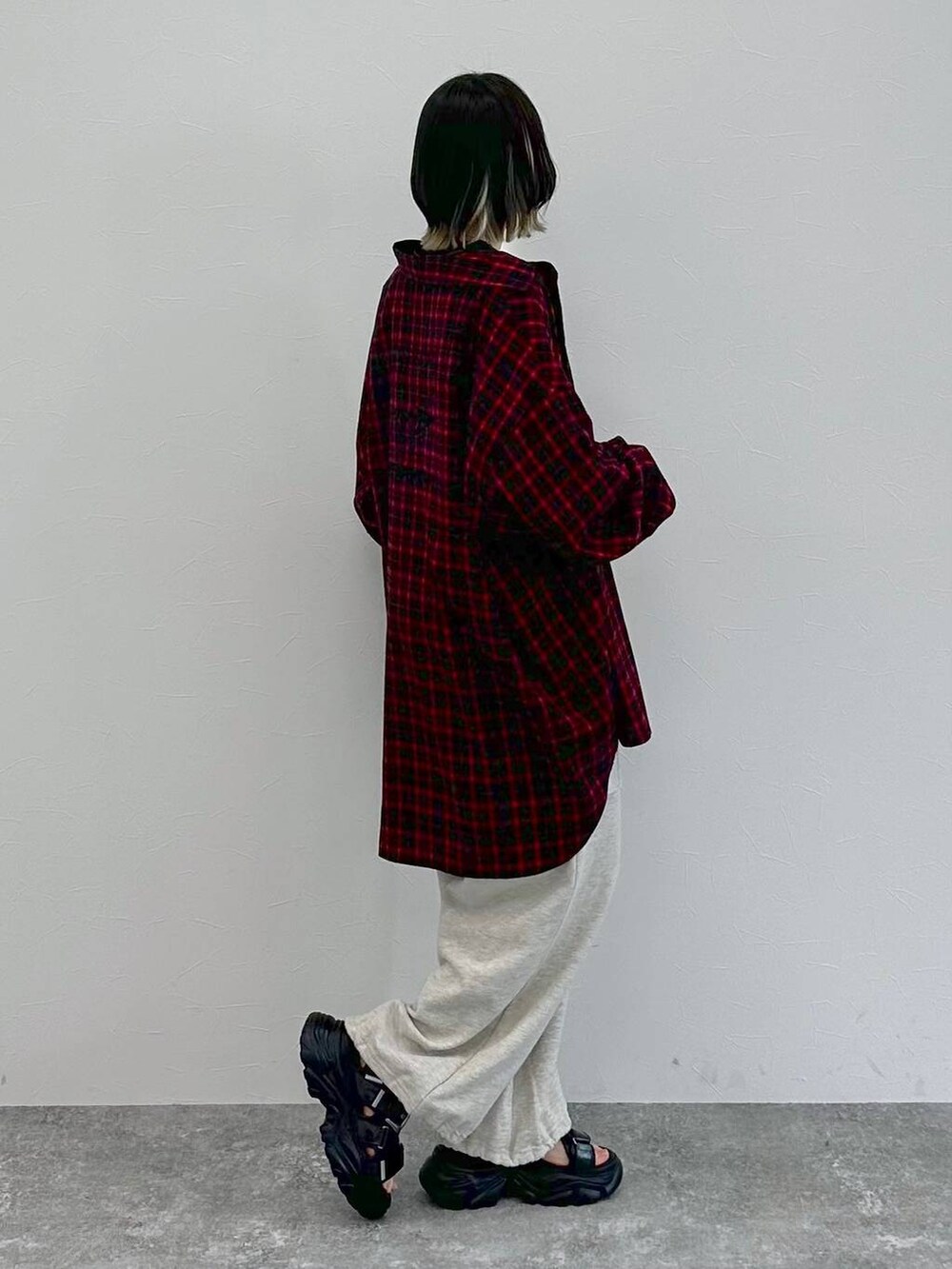 ブラック系のサンダル、ブラック系のTシャツ/カットソー、ベージュ系のその他パンツを着用したレディースの春コーディネートの8枚目の写真