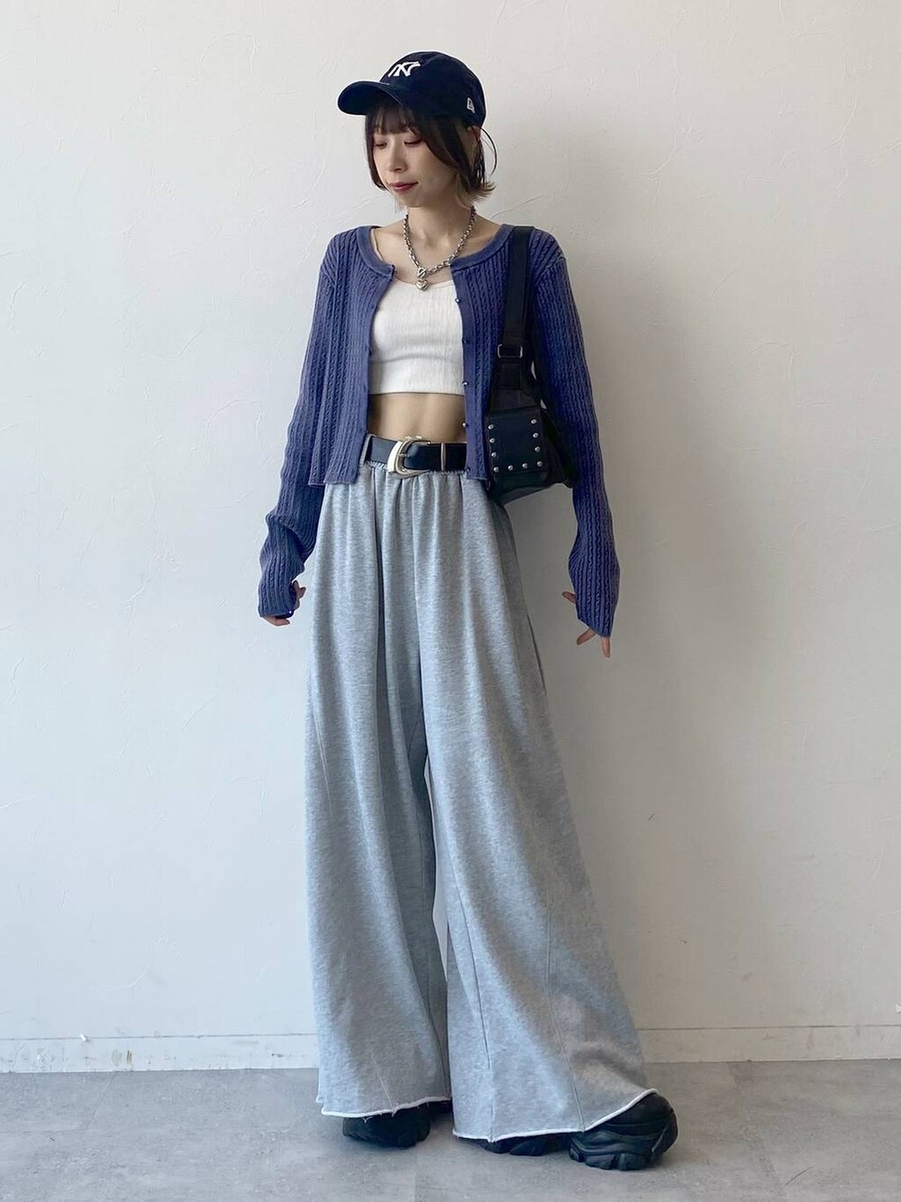 「カジュアル、ベーシック/シンプル、女子ウケ、PAGEBOY、スウェット、スウェットパンツ、キャップ、厚底シューズ、スニーカー、ラフ、ショルダーバッグ」|「PAGEBOYのプラットチャンキースニーカー(スニーカー、ブラック系)」を使った、matsuさん(レディース・156cm)の夏コーディネートの3枚目の写真