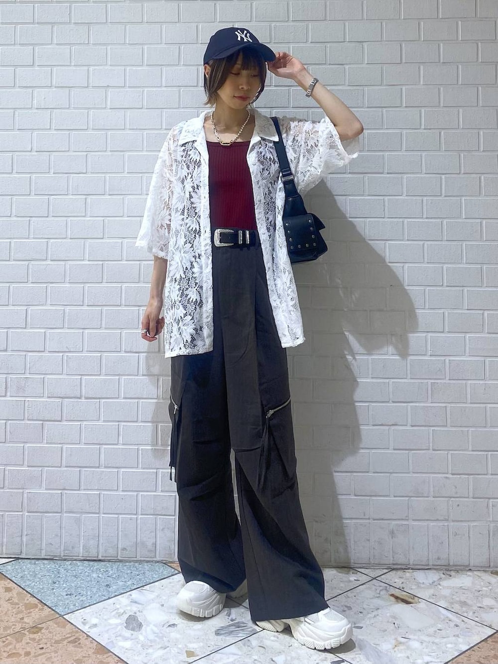 「カジュアル、ベーシック/シンプル、女子ウケ、PAGEBOY、シャツスタイル、シャツ、パンツ、ワイドパンツ、夏コーデ、スニーカー」|「PAGEBOYのモードバックルベルト3(ベルト、ブラック系)」を使った、matsuさん(レディース・156cm)の夏コーディネートの2枚目の写真