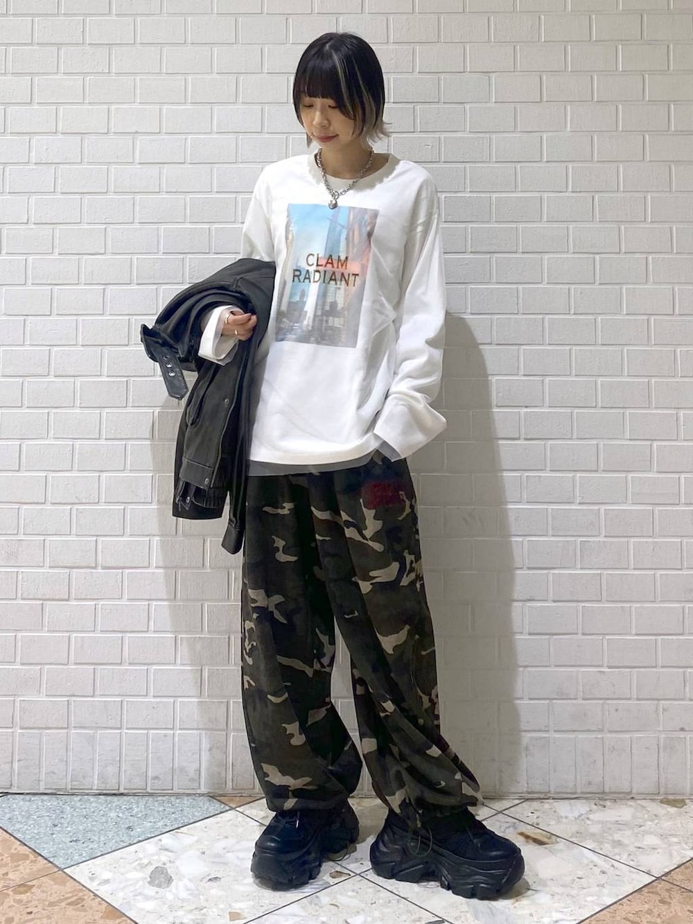 ブラック系のスニーカー、その他のスウェットパンツ、ホワイト系のTシャツ/カットソーを着用したレディースの秋コーディネートの2枚目の写真