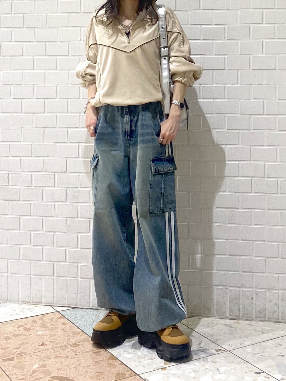 「PAGEBOY、PBLIM、ユニセックス、ラフ、カジュアル、秋コーデ、ベロア、ベージュ、秋っぽコーデ更新中、パンツスタイル、カーゴパンツ、デニム」｜「PAGEBOYのハートマンテルネックレス2（ネックレス、シルバー系）」を使った、matsuさん（レディース・156cm）の秋コーディネートの2枚目の写真
