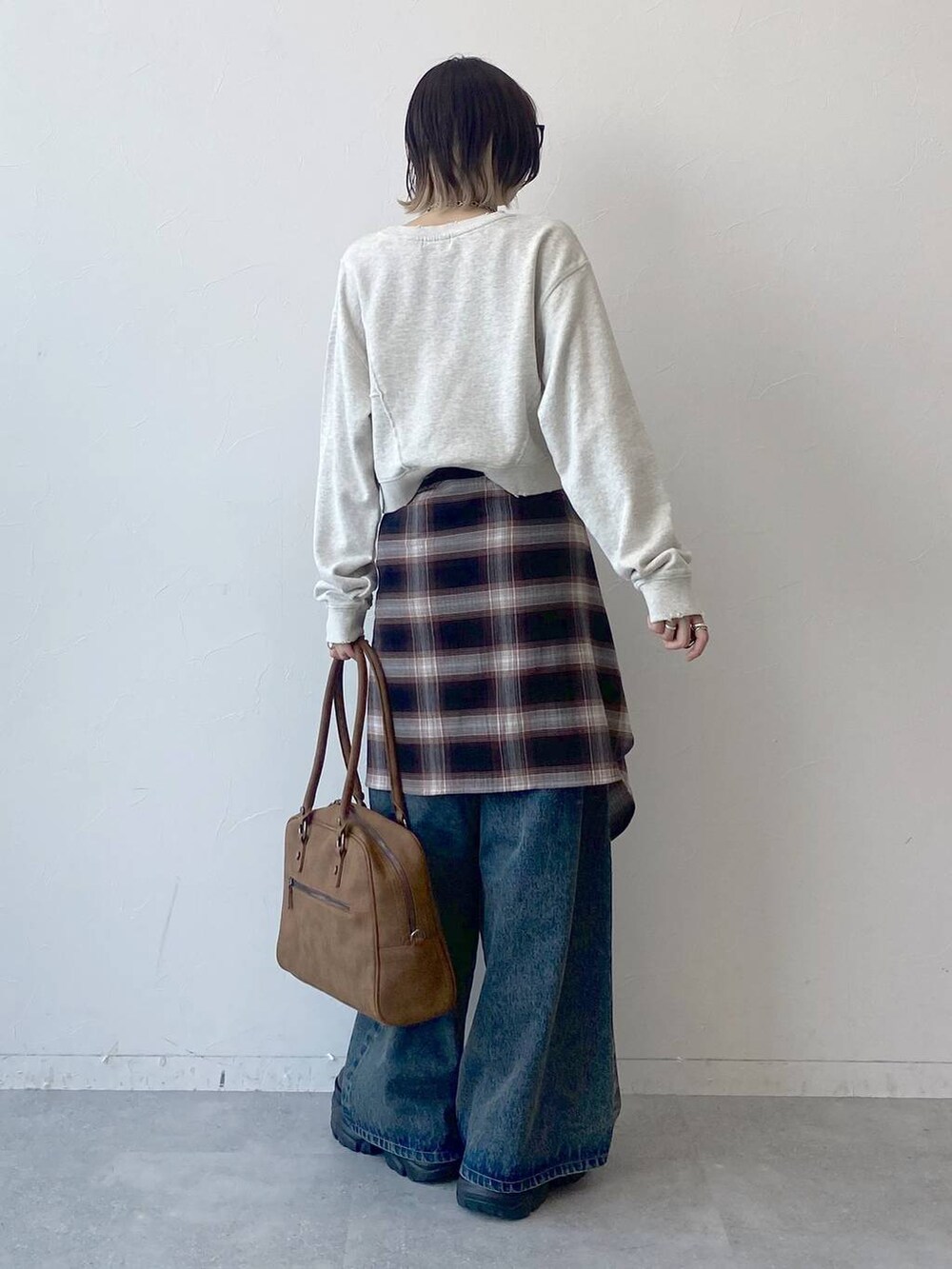 「カジュアル、ベーシック/シンプル、女子ウケ、PAGEBOY、デニムパンツ、スウェット、チェック、シャツ、スニーカー、厚底シューズ、秋コーデ、秋服準備はじめました、PBLIM、ボストンバッグ」｜「PAGEBOYのプラットチャンキースニーカー（スニーカー、ブラック系）」を使った、matsuさん（レディース・156cm）の夏コーディネートの5枚目の写真