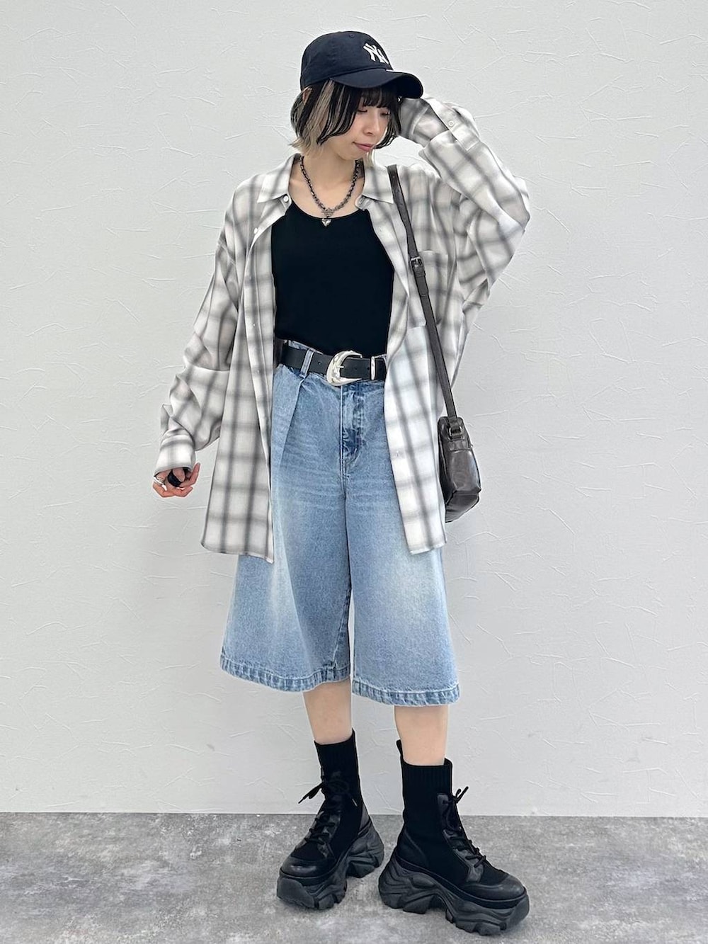 ブラック系のブーツ、ブラック系のキャミソール、ホワイト系のシャツ/ブラウスを着用したレディースの春コーディネートの4枚目の写真