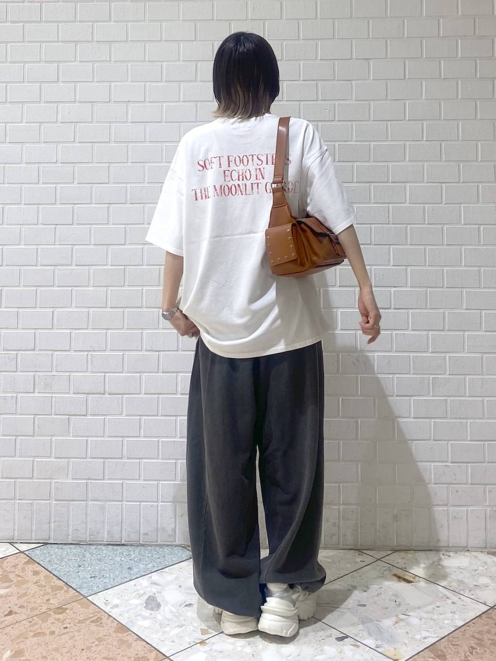 「カジュアル、ベーシック/シンプル、女子ウケ、PAGEBOY、PBLIM、ユニセックス、スウェット、スウェットパンツ、ラフ、Tシャツ、オーバーサイズ、ゆったり、楽ちんコーデ、厚底シューズ、スニーカー」｜「PAGEBOYのダットコンビソールスニーカー（スニーカー、ホワイト系）」を使った、matsuさん（レディース・156cm）の夏コーディネートの6枚目の写真