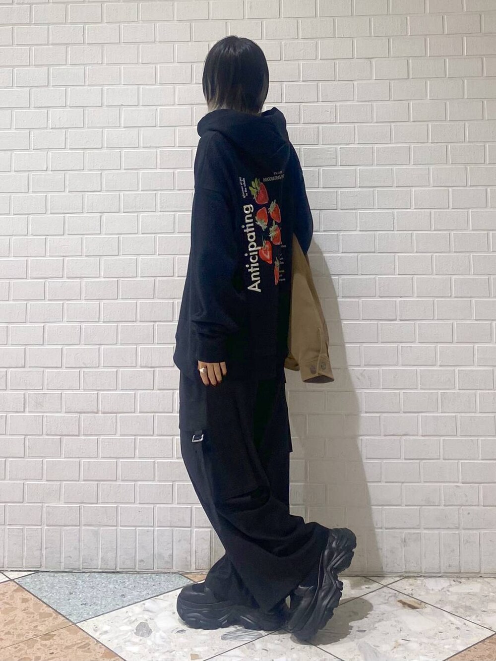 ブラック系のブーツ、ブラック系のパーカー、ベージュ系のブルゾンを着用したレディースの秋コーディネートの5枚目の写真