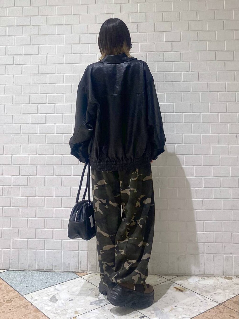 ブラウン系のブーツ、その他のスウェットパンツ、ブラック系のブルゾンを着用したレディースの秋コーディネートの6枚目の写真