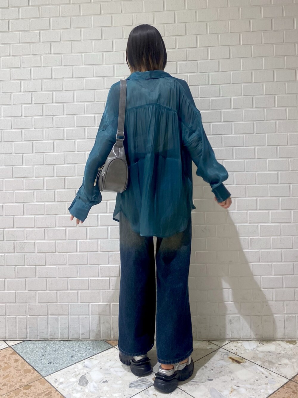 グレー系のサンダル、ブルー系のデニムパンツ、グリーン系のシャツ/ブラウスを着用したレディースの春コーディネートの5枚目の写真