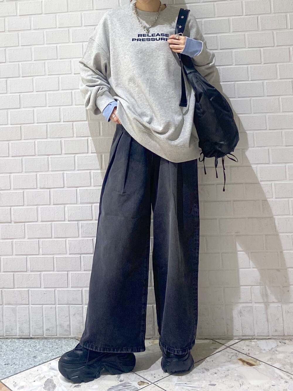 「PAGEBOY、PBLIM、ユニセックス、オーバーサイズ、ゆったり、ラフ、カジュアル、ニット帽、メンズライク、デニムパンツ、パンツスタイル、デニム、厚底スニーカー、スニーカー、スウェット」|「PAGEBOYのプラットチャンキースニーカー(スニーカー、ブラック系)」を使った、matsuさん(レディース・156cm)の冬コーディネートの5枚目の写真