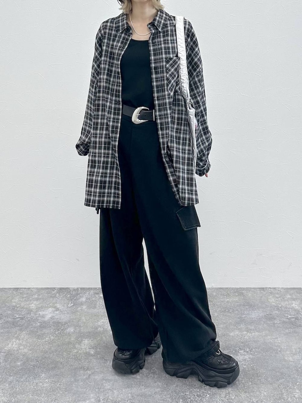 ブラック系のスニーカー、ブラック系のキャミソール、ブラック系のその他パンツを着用したレディースの春コーディネートの3枚目の写真