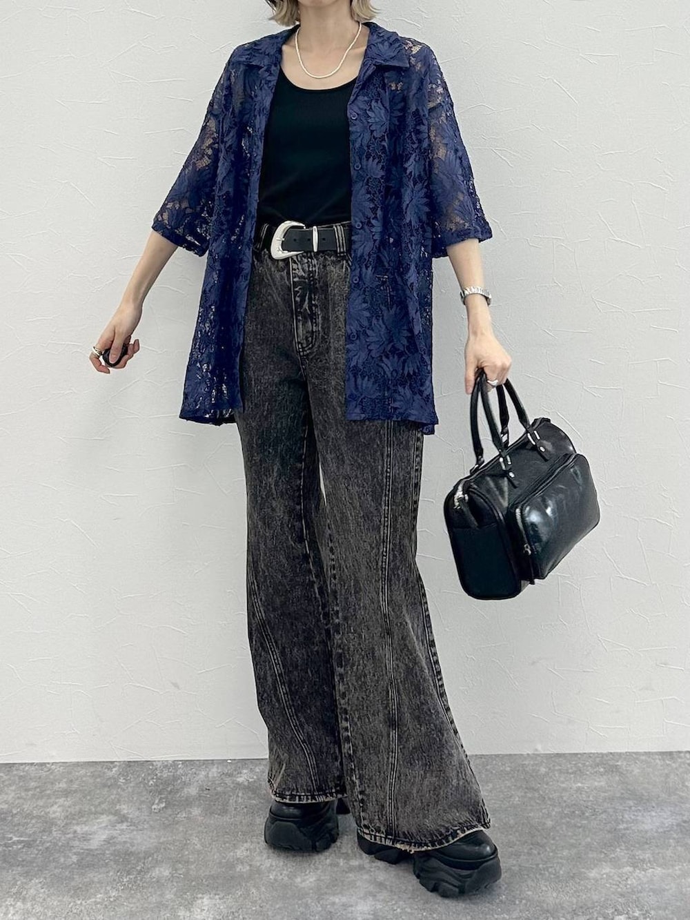 ブラック系のブーツ、ブラック系のキャミソール、ブルー系のシャツ/ブラウスを着用したレディースの春コーディネートの9枚目の写真