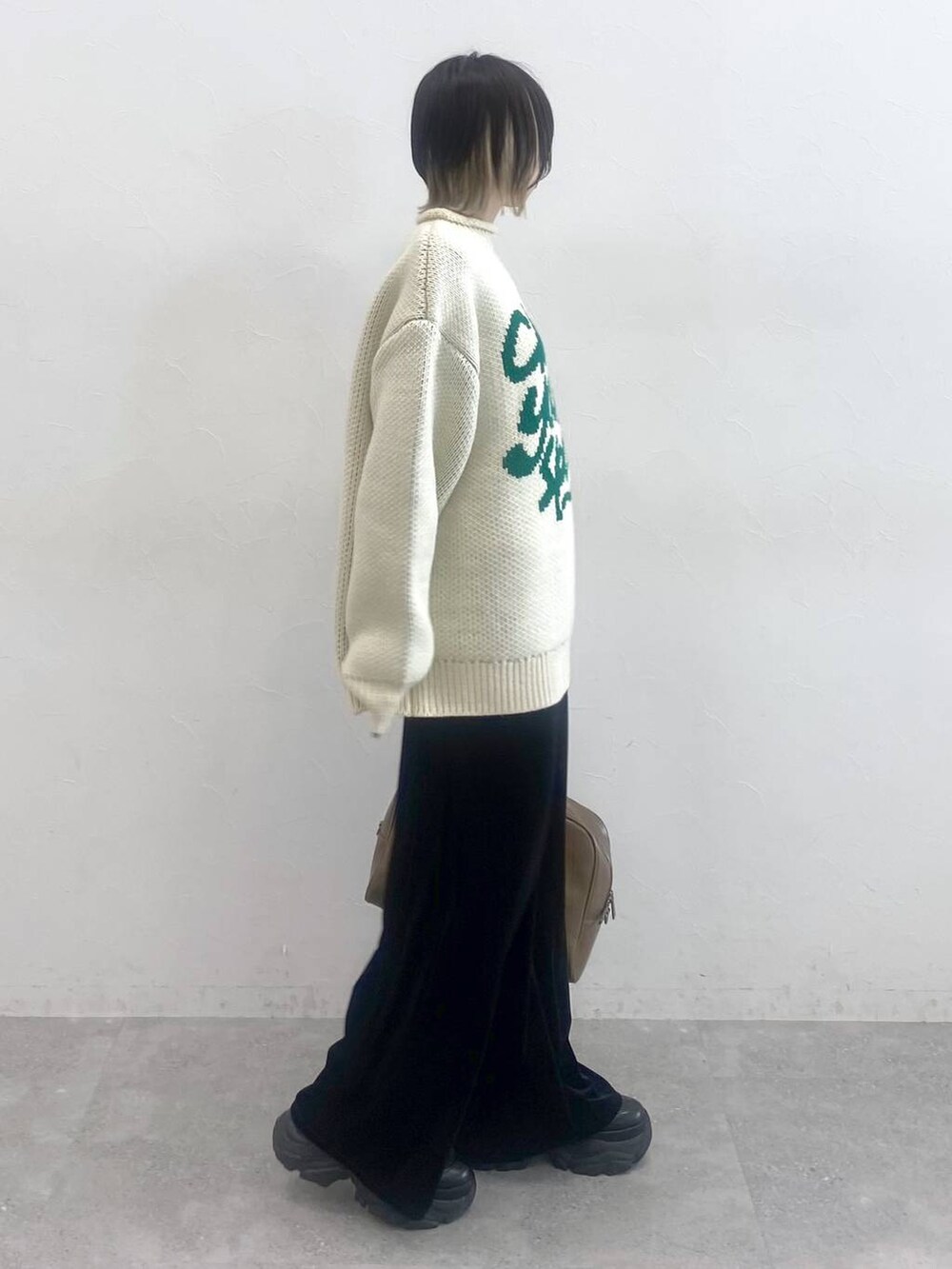 ブラック系のブーツ、ホワイト系のニット/セーター、ブラック系のその他パンツを着用したレディースの秋コーディネートの6枚目の写真