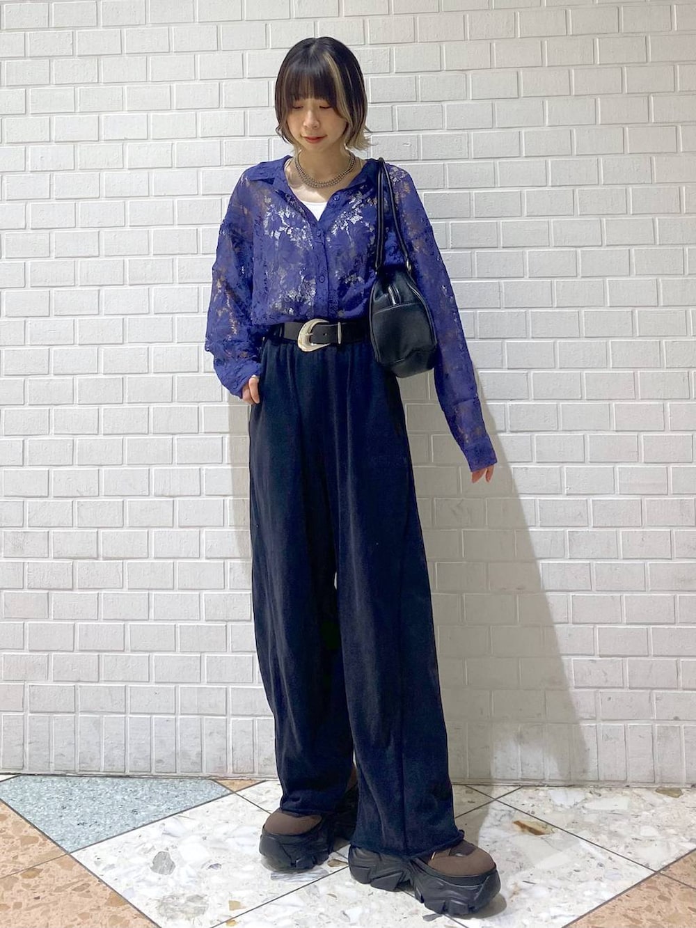 「カジュアル、ベーシック/シンプル、女子ウケ、PAGEBOY、シャツ、シャツスタイル、スウェット、スウェットパンツ、厚底シューズ、ブーツ」｜「PAGEBOYのレースアップソックスブーツ（ブーツ、ブラウン系）」を使った、matsuさん（レディース・156cm）の夏コーディネートの8枚目の写真