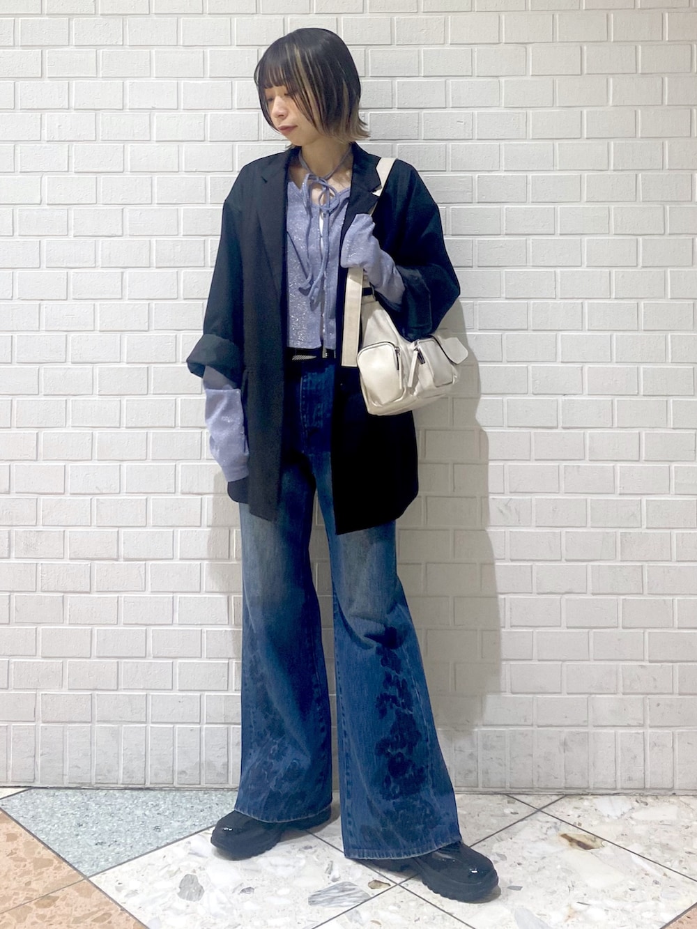 「PAGEBOY、デニムパンツ、デニム、フレアパンツ、スニーカー、ジャケット、ジャケットスタイル、春、春コーデ、ショルダーバッグ、キラキラ、ショート丈トップス、チョーカー、きれいめカジュアル、きれいめ」|「PAGEBOYのワンストバレースニーカー(スニーカー、ブラック系)」を使った、matsuさん(レディース・156cm)の春コーディネートの7枚目の写真