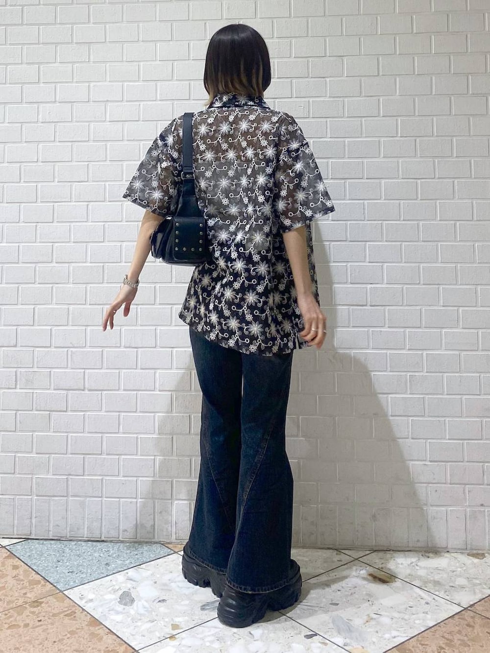 「カジュアル、ベーシック/シンプル、女子ウケ、PAGEBOY、デニムパンツ、フレアパンツ、シャツ、シャツスタイル、シアートップス、厚底シューズ、スニーカー、ショルダーバッグ」|「PAGEBOYのプラットチャンキースニーカー(スニーカー、ブラック系)」を使った、matsuさん(レディース・156cm)の夏コーディネートの6枚目の写真
