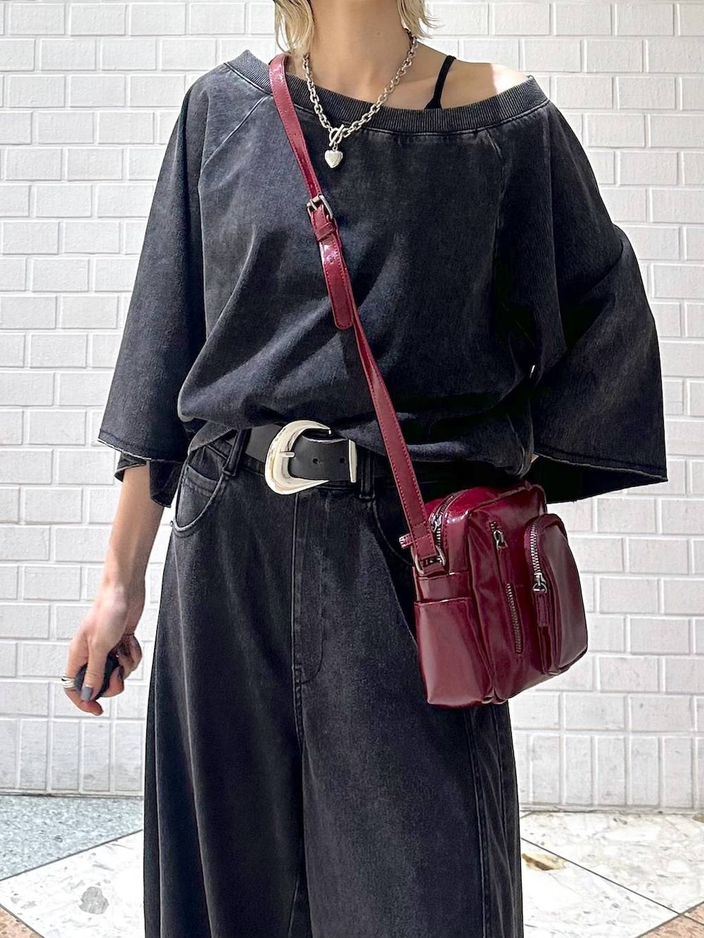 ブラック系のデニムパンツ、ブラック系のTシャツ/カットソー、レッド系のショルダーバッグを着用したレディースの夏コーディネートの8枚目の写真