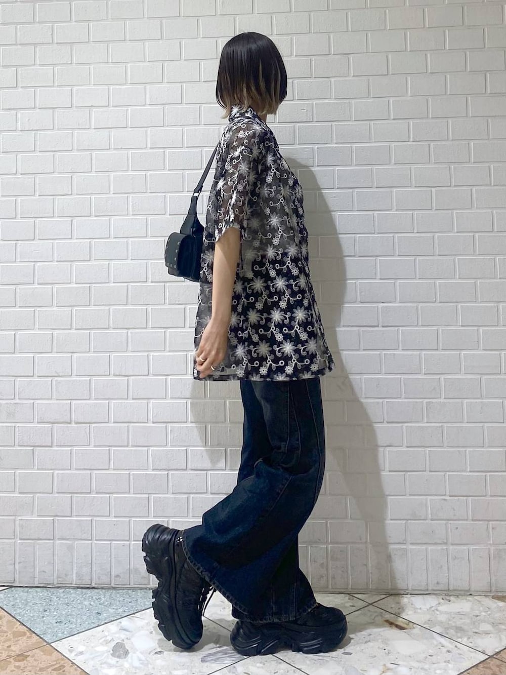「カジュアル、ベーシック/シンプル、女子ウケ、PAGEBOY、デニムパンツ、フレアパンツ、シャツ、シャツスタイル、シアートップス、厚底シューズ、スニーカー、ショルダーバッグ」|「PAGEBOYのプラットチャンキースニーカー(スニーカー、ブラック系)」を使った、matsuさん(レディース・156cm)の夏コーディネートの8枚目の写真