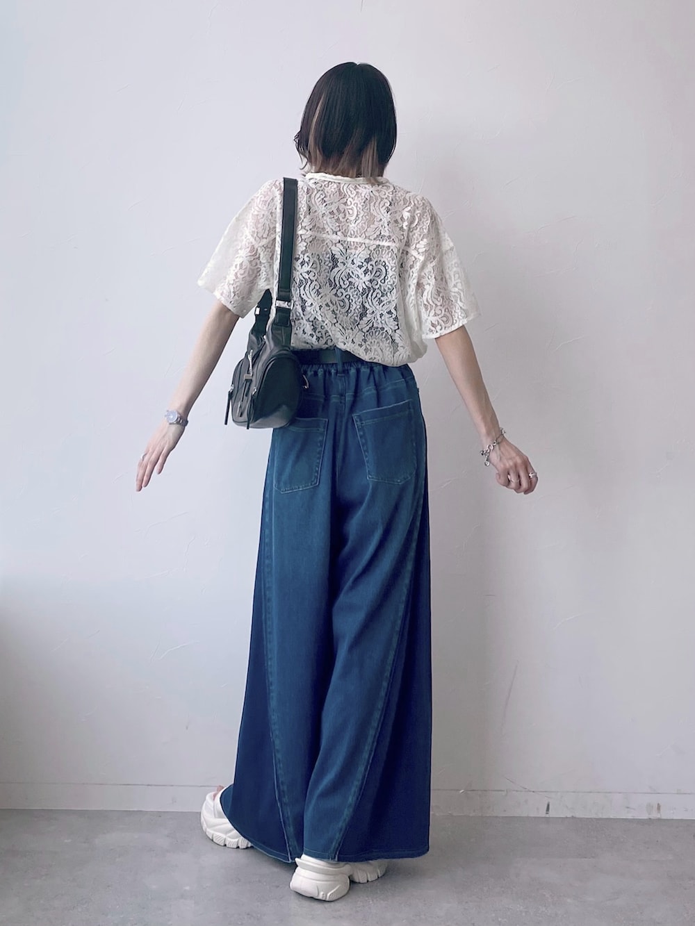 「PAGEBOY、デニムパンツ、デニム、ワイドパンツ、厚底シューズ、サンダル、レース、レーストップス、ショルダーバッグ、きれいめカジュアル、きれいめ、ブルー」|「PAGEBOYのハートマンテルネックレス2(ネックレス、シルバー系)」を使った、matsuさん(レディース・156cm)の春コーディネートの6枚目の写真