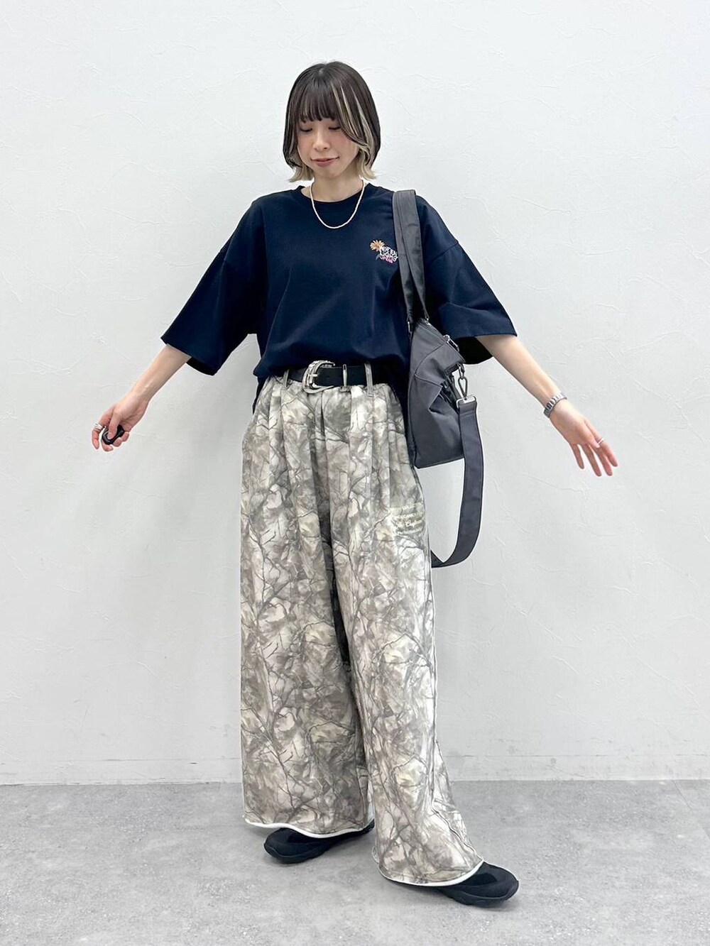 グレー系のボストンバッグ、ブラック系のスニーカー、ブルー系のTシャツ/カットソーを着用したレディースの夏コーディネートの8枚目の写真
