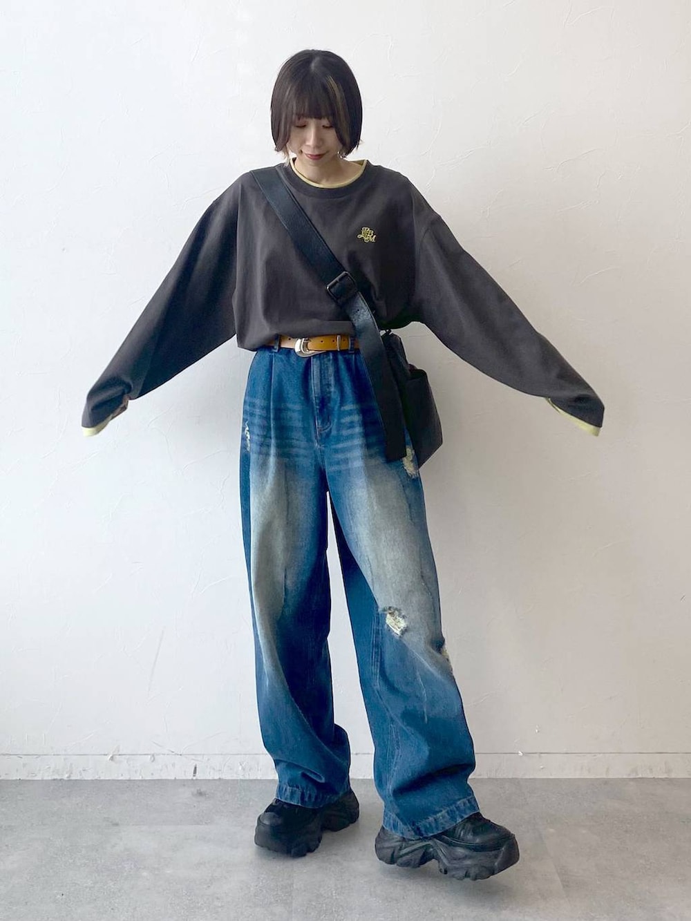 「カジュアル、ベーシック/シンプル、女子ウケ、PAGEBOY、デニムパンツ、パンツ、PBLIM、ラフ、ゆったり、メンズライク、ロンT、ユニセックス、厚底シューズ、スニーカー、ボストンバッグ」｜「PAGEBOYのプラットチャンキースニーカー（スニーカー、ブラック系）」を使った、matsuさん（レディース・156cm）の夏コーディネートの8枚目の写真