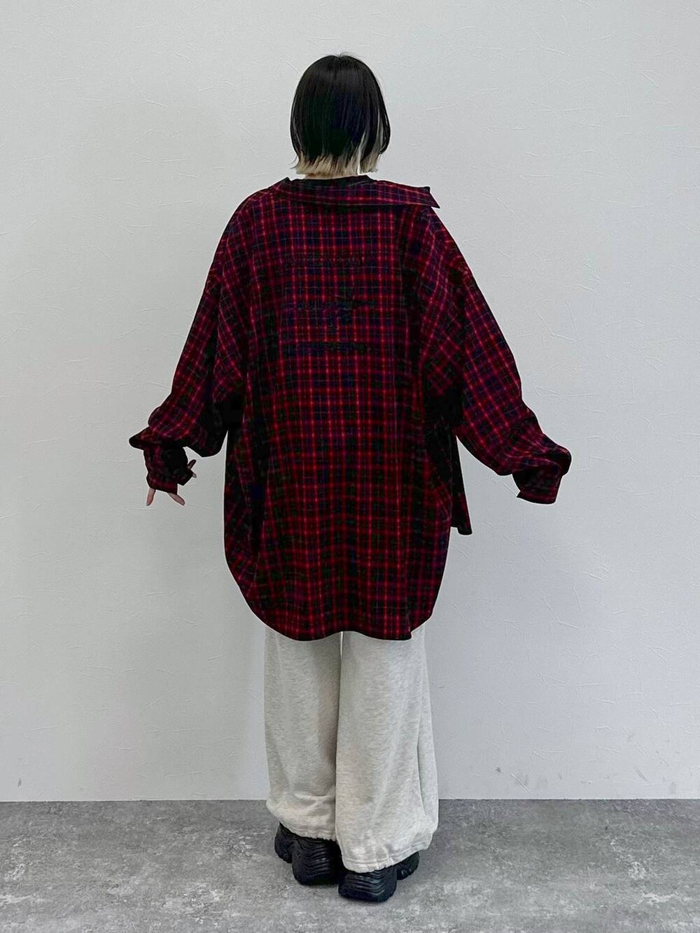 ブラック系のサンダル、ブラック系のTシャツ/カットソー、ベージュ系のその他パンツを着用したレディースの春コーディネートの6枚目の写真