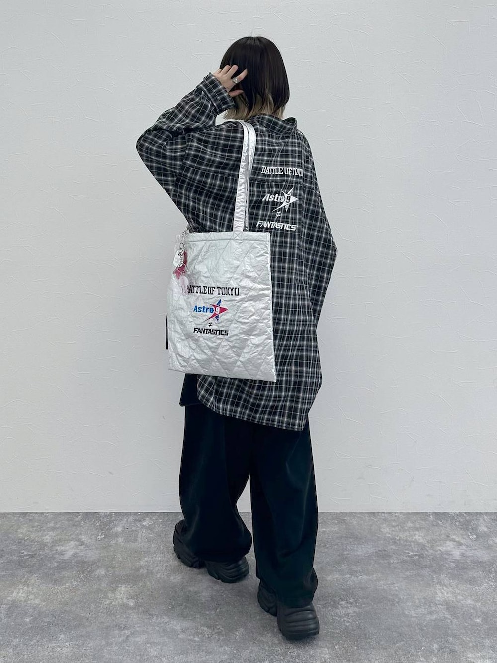 ブラック系のスニーカー、ブラック系のキャミソール、ブラック系のその他パンツを着用したレディースの春コーディネートの6枚目の写真