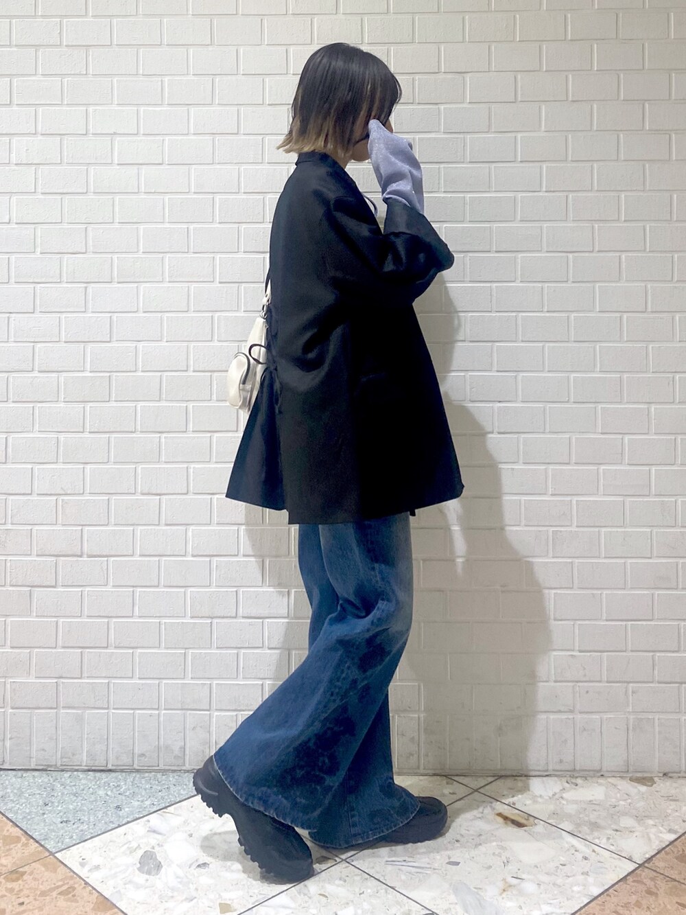 「PAGEBOY、デニムパンツ、デニム、フレアパンツ、スニーカー、ジャケット、ジャケットスタイル、春、春コーデ、ショルダーバッグ、キラキラ、ショート丈トップス、チョーカー、きれいめカジュアル、きれいめ」|「PAGEBOYのワンストバレースニーカー(スニーカー、ブラック系)」を使った、matsuさん(レディース・156cm)の春コーディネートの6枚目の写真