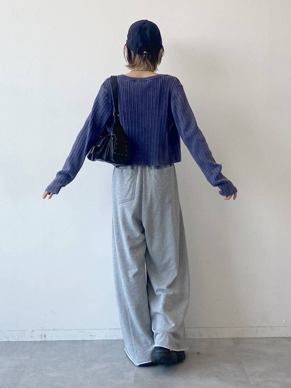「カジュアル、ベーシック/シンプル、女子ウケ、PAGEBOY、スウェット、スウェットパンツ、キャップ、厚底シューズ、スニーカー、ラフ、ショルダーバッグ」|「PAGEBOYのプラットチャンキースニーカー(スニーカー、ブラック系)」を使った、matsuさん(レディース・156cm)の夏コーディネートの5枚目の写真