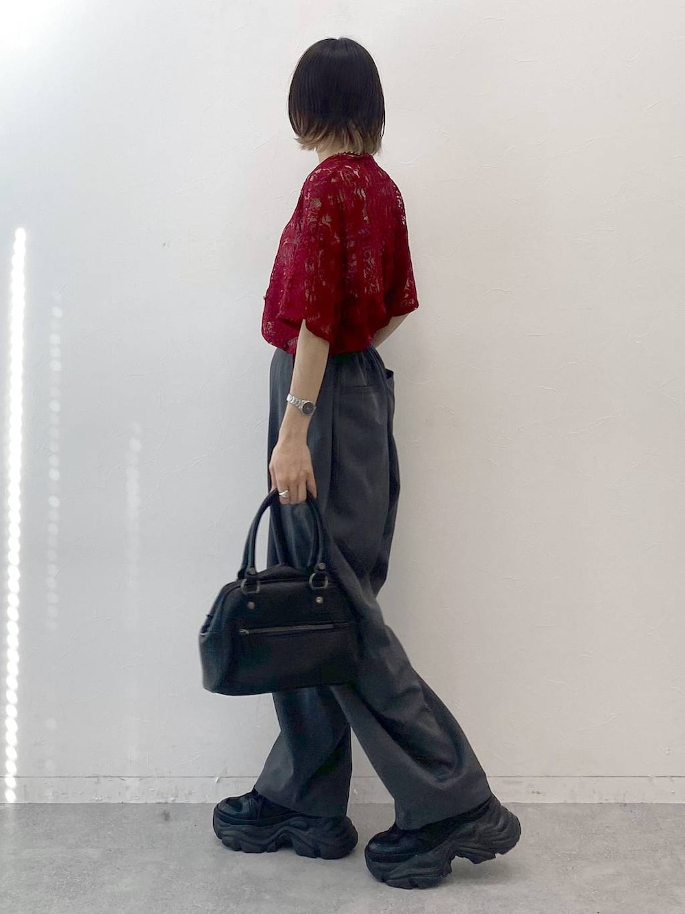 「カジュアル、ベーシック/シンプル、女子ウケ、PAGEBOY、パンツ、ゆったり、きれいめ、きれいめカジュアル、厚底シューズ、スニーカー、PBLIM」｜「PAGEBOYのプラットチャンキースニーカー（スニーカー、ブラック系）」を使った、matsuさん（レディース・156cm）の夏コーディネートの4枚目の写真