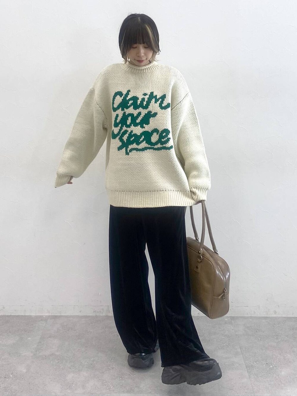 ブラック系のブーツ、ホワイト系のニット/セーター、ブラック系のその他パンツを着用したレディースの秋コーディネートの3枚目の写真