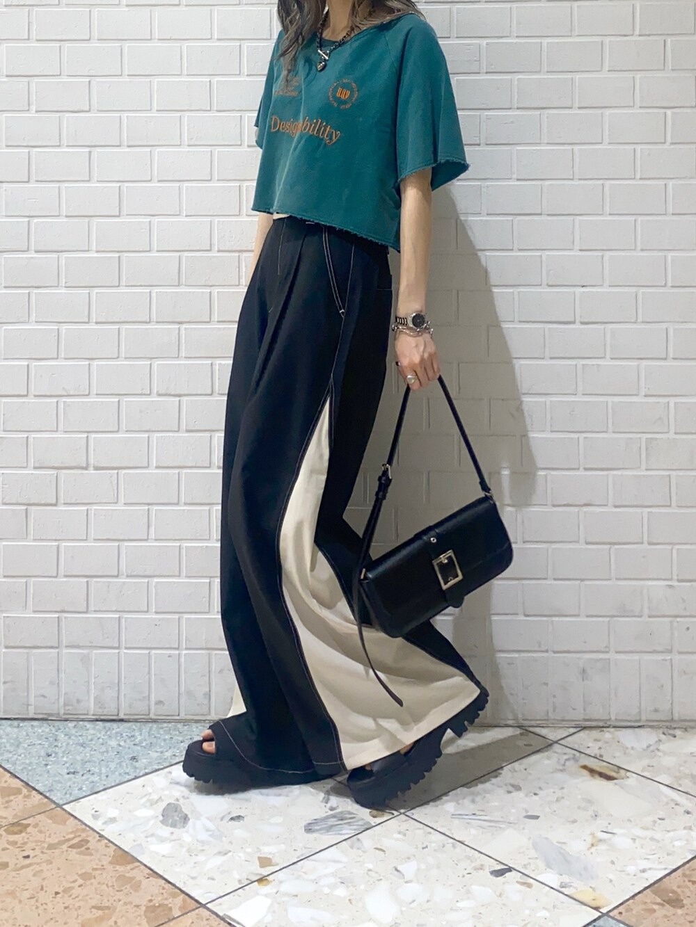「夏コーデ、ワイドパンツ、サンダル、PAGEBOY、グリーン、ゲームシャツ、足長効果、Tシャツ、ショート丈、シンプル、カジュアル」|「PAGEBOYのサイドキリカエパンツ(その他パンツ、ブラック系)」を使った、matsuさん(レディース・156cm)の夏コーディネートの3枚目の写真