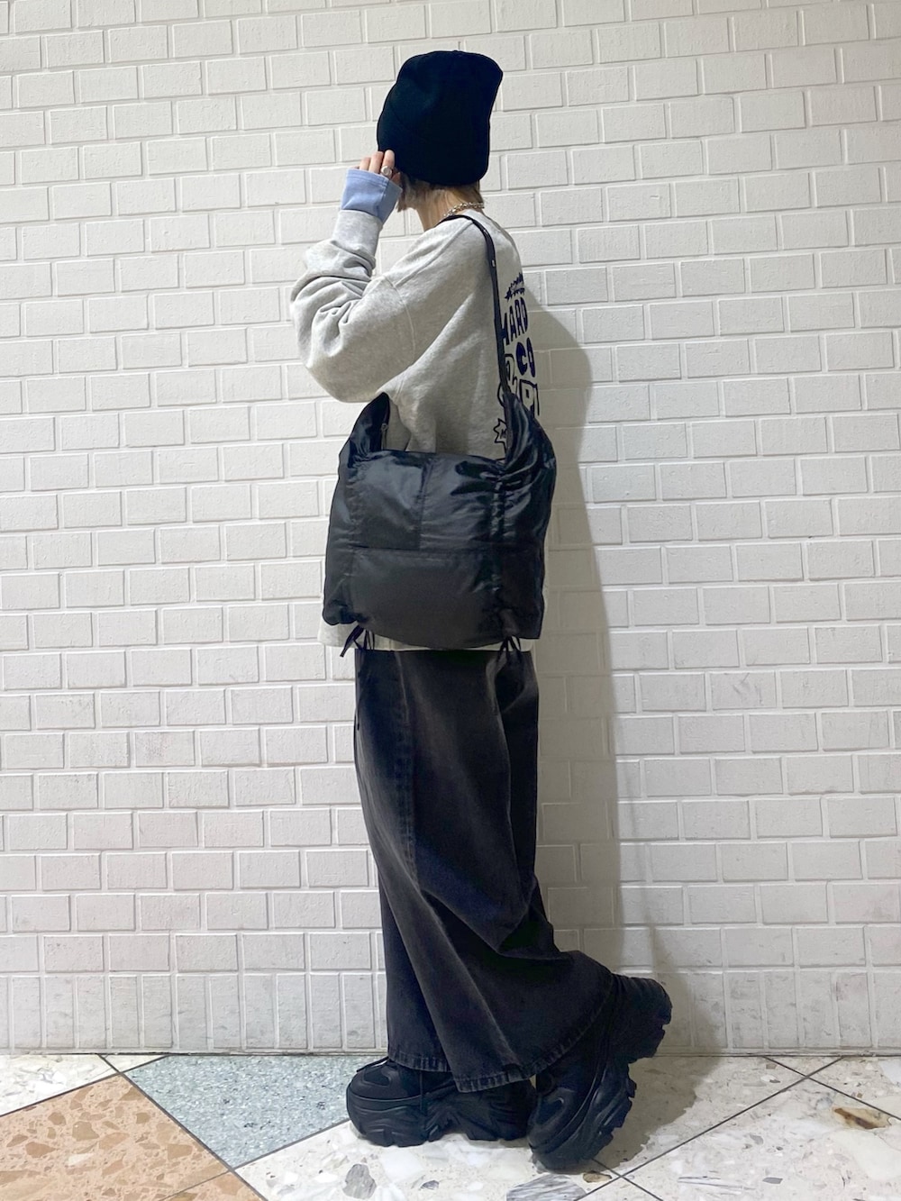 「PAGEBOY、PBLIM、ユニセックス、オーバーサイズ、ゆったり、ラフ、カジュアル、ニット帽、メンズライク、デニムパンツ、パンツスタイル、デニム、厚底スニーカー、スニーカー、スウェット」|「PAGEBOYのプラットチャンキースニーカー(スニーカー、ブラック系)」を使った、matsuさん(レディース・156cm)の冬コーディネートの3枚目の写真