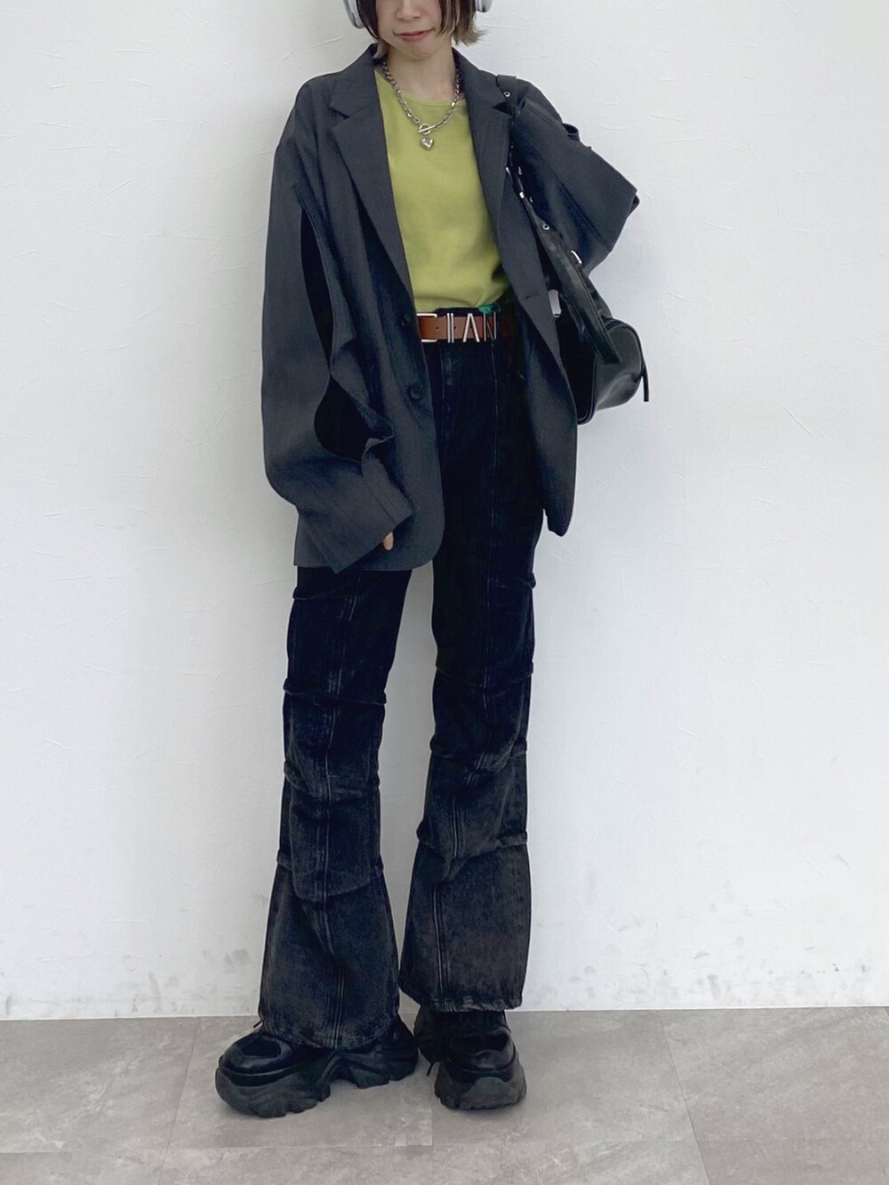 「PAGEBOY、Anui、ユニセックス、モード、デニム、デニムパンツ、フレアパンツ、ジャケットスタイル、ジャケット、春コーデ、春、厚底シューズ、スニーカー」｜「PAGEBOYのプラットチャンキースニーカー（スニーカー、ブラック系）」を使った、matsuさん（レディース・156cm）の春コーディネートの7枚目の写真