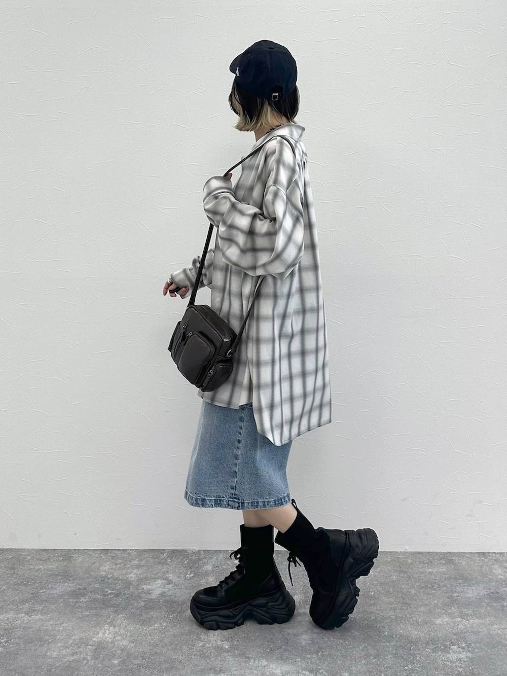 ブラック系のブーツ、ブラック系のキャミソール、ホワイト系のシャツ/ブラウスを着用したレディースの春コーディネートの5枚目の写真