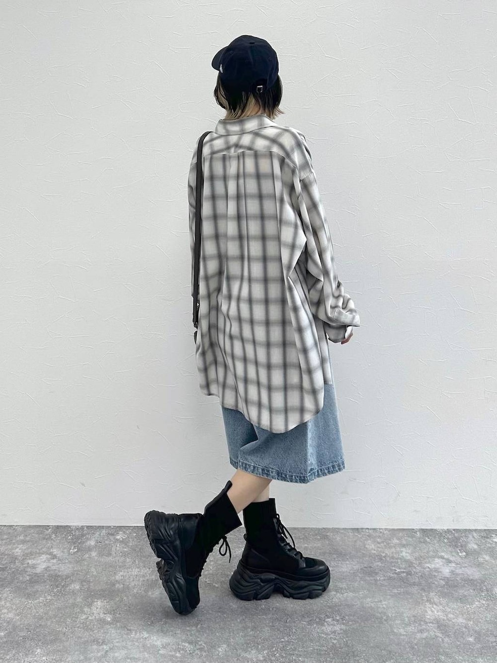 ブラック系のブーツ、ブラック系のキャミソール、ホワイト系のシャツ/ブラウスを着用したレディースの春コーディネートの7枚目の写真