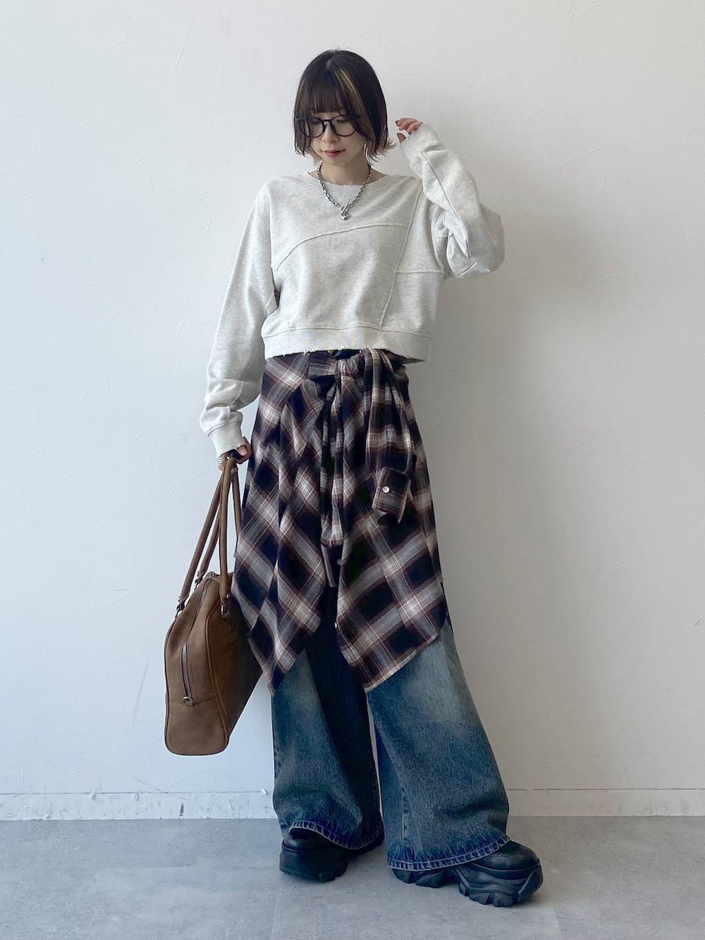「カジュアル、ベーシック/シンプル、女子ウケ、PAGEBOY、デニムパンツ、スウェット、チェック、シャツ、スニーカー、厚底シューズ、秋コーデ、秋服準備はじめました、PBLIM、ボストンバッグ」｜「PAGEBOYのプラットチャンキースニーカー（スニーカー、ブラック系）」を使った、matsuさん（レディース・156cm）の夏コーディネートの3枚目の写真