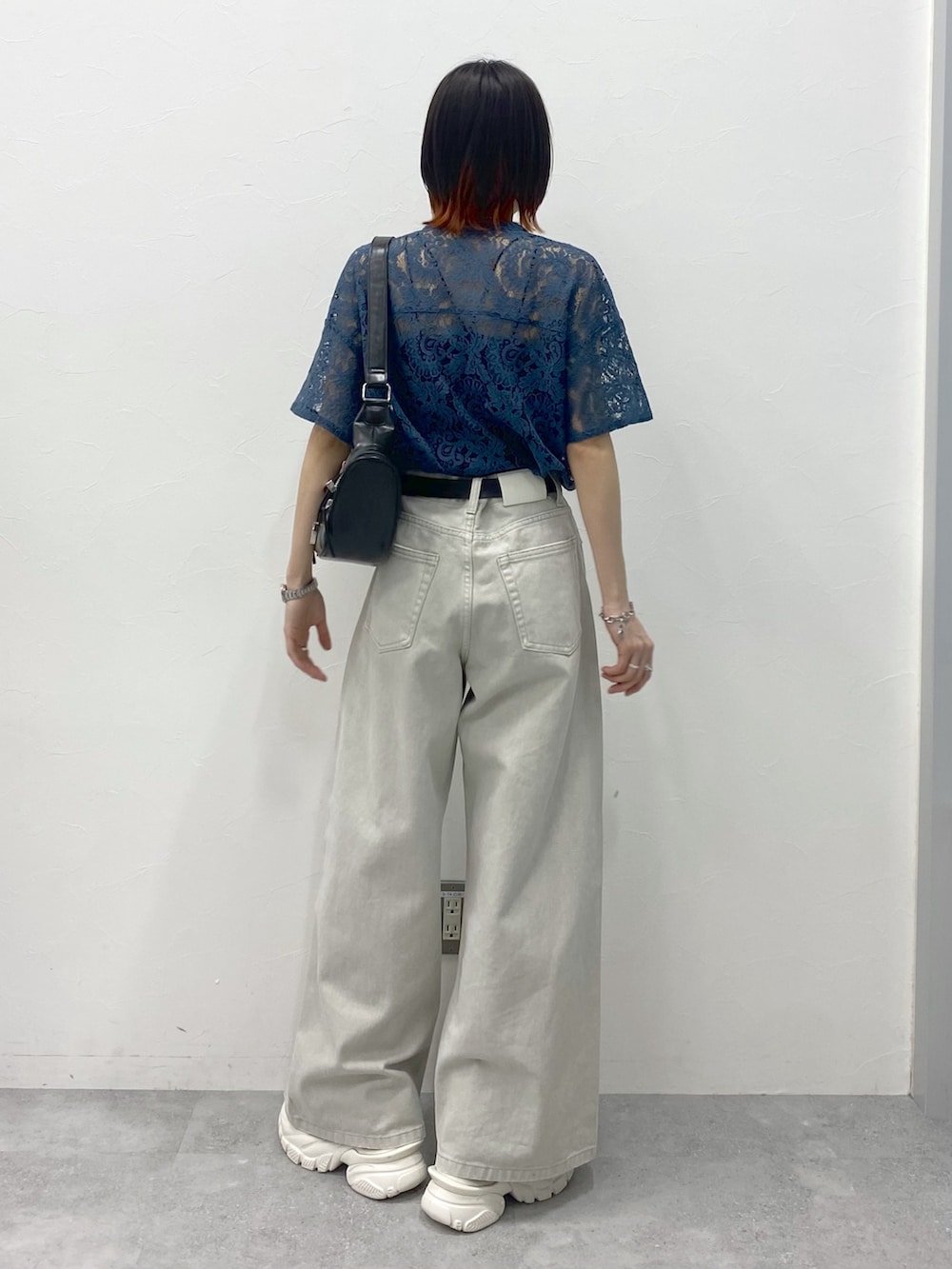 「PAGEBOY、デニムパンツ、デニム、レース、レーストップス、シャツスタイル、シャツ、厚底シューズ、厚底サンダル、ショルダーバッグ、きれいめカジュアル、きれいめ、ストレートデニム」｜「PAGEBOYのダッドコンビスポサン（サンダル、ホワイト系）」を使った、matsuさん（レディース・156cm）の春コーディネートの5枚目の写真