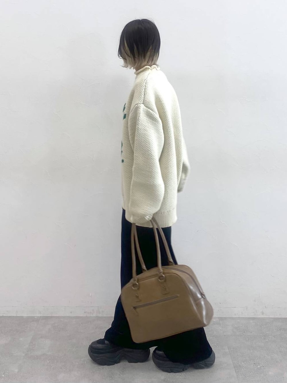 ブラック系のブーツ、ホワイト系のニット/セーター、ブラック系のその他パンツを着用したレディースの秋コーディネートの4枚目の写真