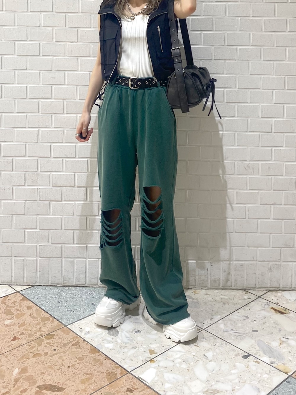 「夏コーデ、スニーカー、スウェット、スウェットパンツ、厚底スニーカー、PAGEBOY、ラフ、シンプルコーデ、カジュアル、グリーン、ノースリーブ」|「PAGEBOYのフードツキナイロンジャケットノースリ(ナイロンジャケット、ブラック系)」を使った、matsuさん(レディース・156cm)の夏コーディネートの3枚目の写真