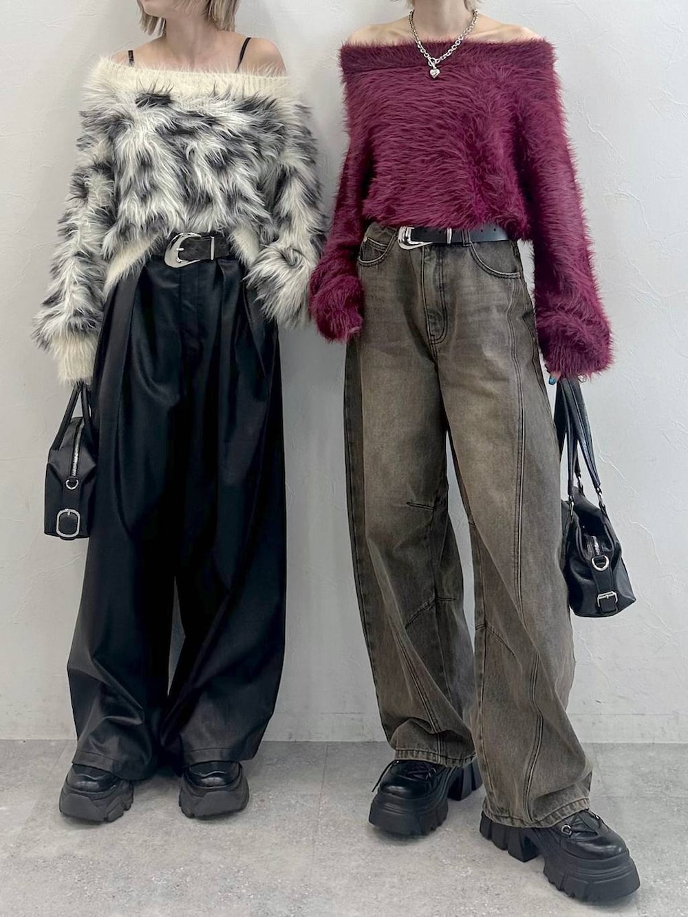 ブラック系のブーツ、ブラック系のショルダーバッグ、ブラウン系のデニムパンツを着用したレディースの秋コーディネートの4枚目の写真