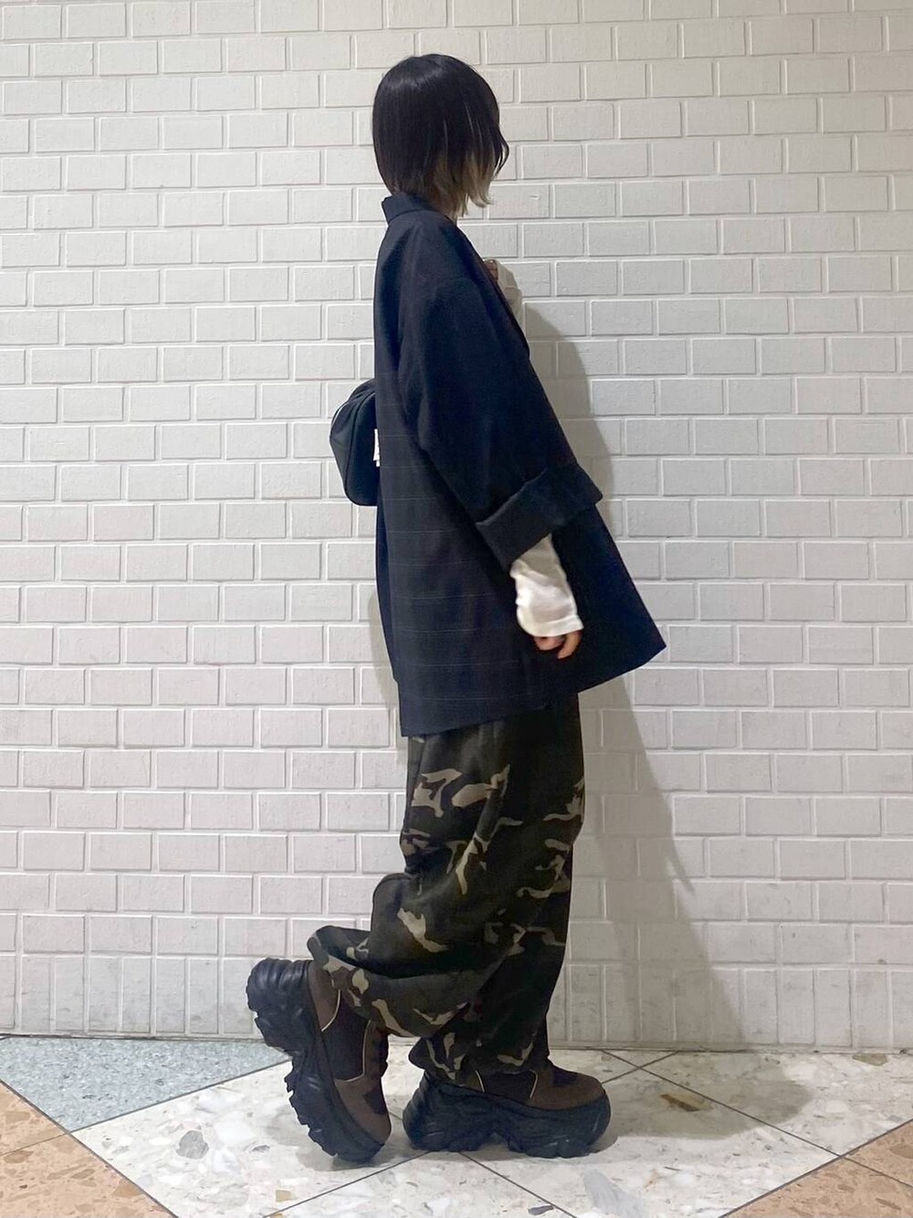 ブラウン系のブーツ、その他のスウェットパンツ、ブラック系のテーラードジャケットを着用したレディースの秋コーディネートの8枚目の写真