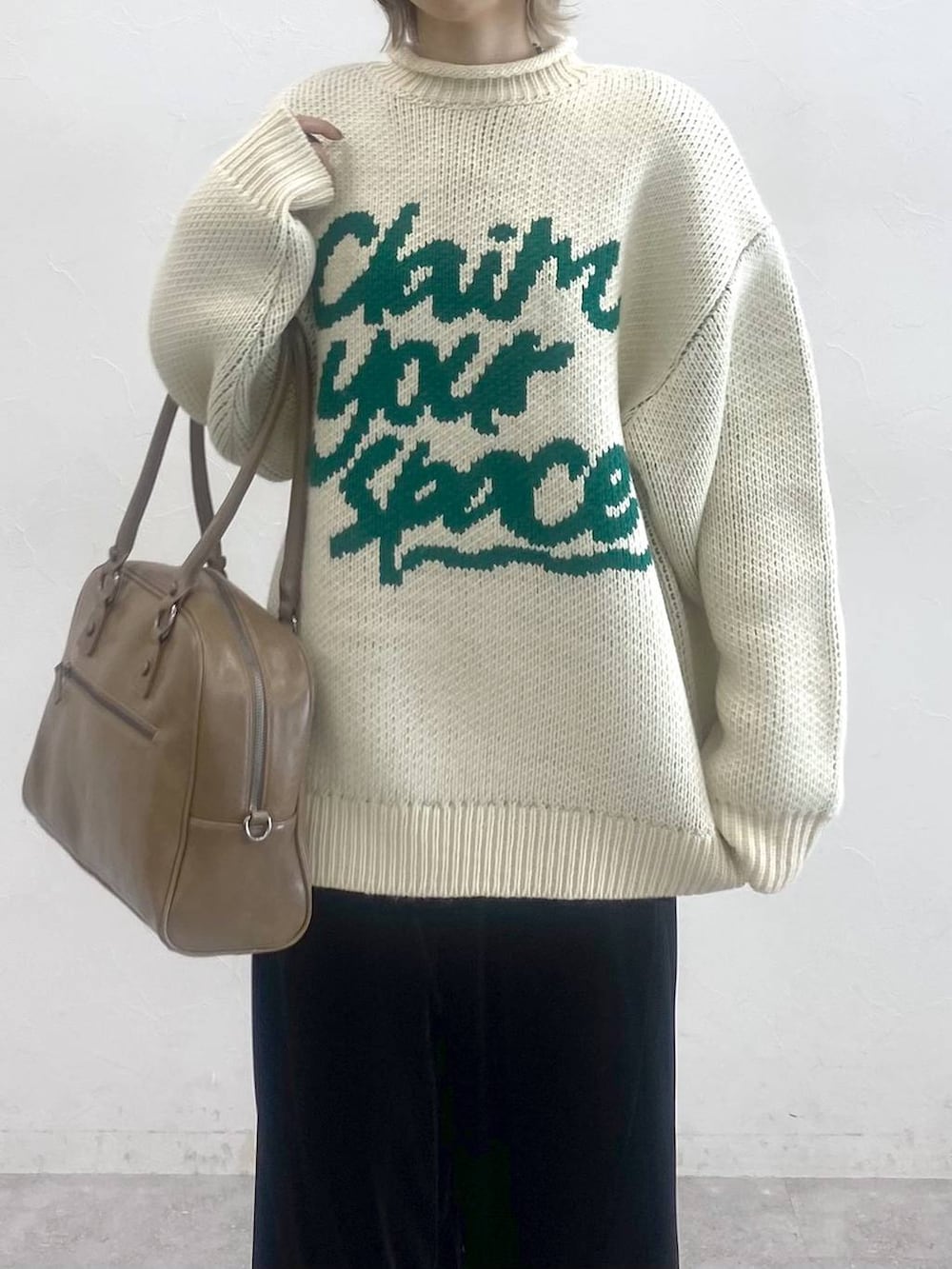 ブラック系のブーツ、ホワイト系のニット/セーター、ブラック系のその他パンツを着用したレディースの秋コーディネートの7枚目の写真