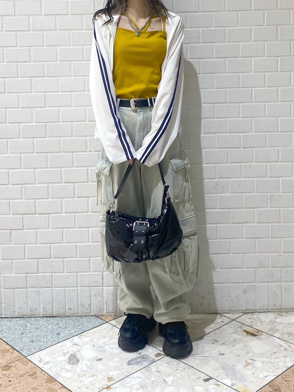 「PAGEBOY、パンツスタイル、デニム、カーゴパンツ、デニムパンツ、カジュアル、トラックジャケット、シアートップス、差し色コーデ、マスタード、厚底シューズ」|「PAGEBOYのプラットチャンキースニーカー(スニーカー、ブラック系)」を使った、matsuさん(レディース・156cm)の夏コーディネートの4枚目の写真