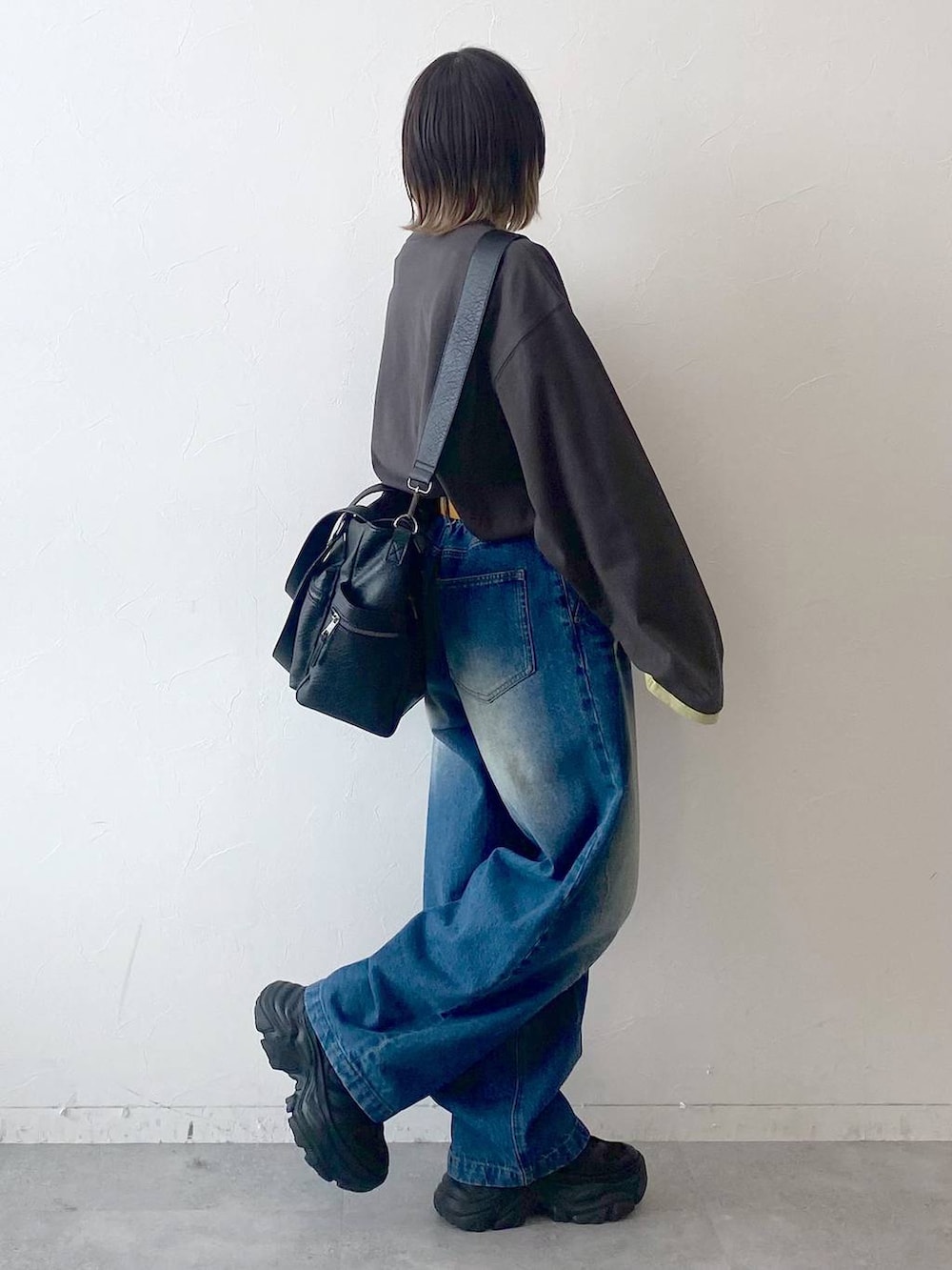 「カジュアル、ベーシック/シンプル、女子ウケ、PAGEBOY、デニムパンツ、パンツ、PBLIM、ラフ、ゆったり、メンズライク、ロンT、ユニセックス、厚底シューズ、スニーカー、ボストンバッグ」｜「PAGEBOYのプラットチャンキースニーカー（スニーカー、ブラック系）」を使った、matsuさん（レディース・156cm）の夏コーディネートの7枚目の写真
