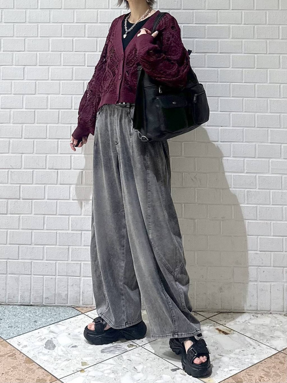 パープル系のカーディガン/ボレロ、ブラック系のショルダーバッグ、ブラック系のデニムパンツを着用したレディースの夏コーディネートの4枚目の写真